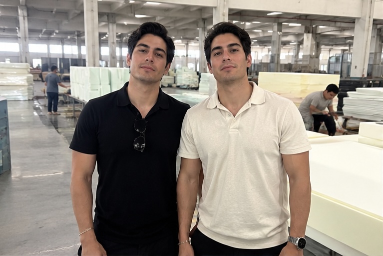 Andrés y Pablo Gastón revisando la espuma de alta densidad
