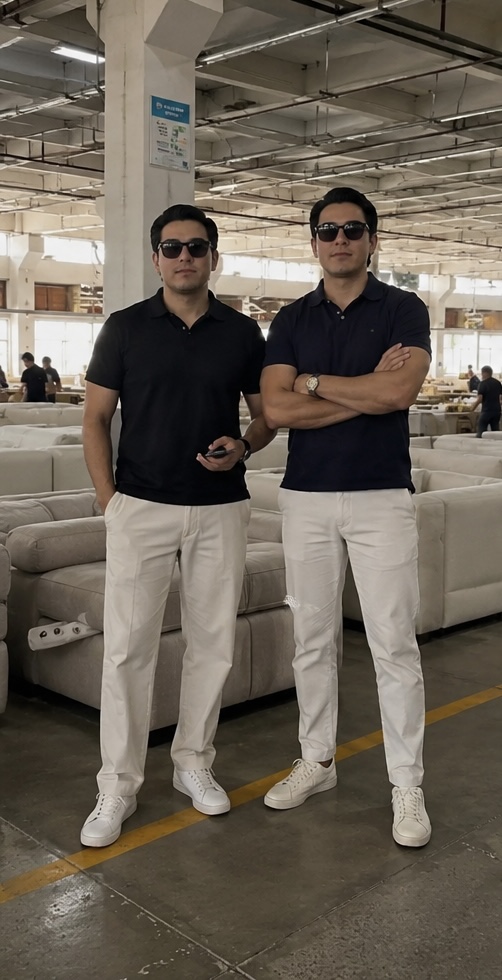 Andrés y Pablo Gastón en la fábrica de sofás